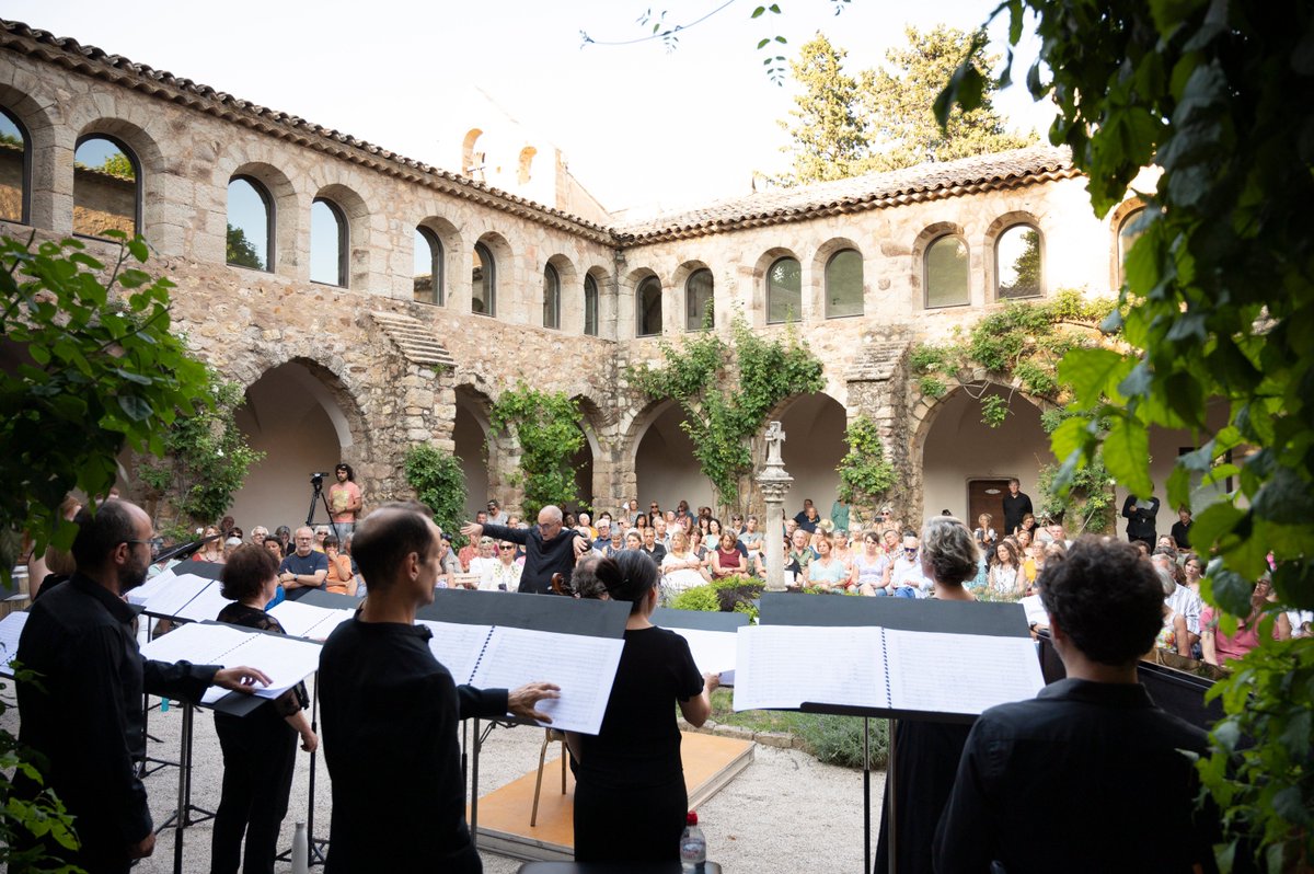 📸 La photo du mois : Musicatreize en concert dans le Cloître du domaine Sainte-Roseline aux Arcs-sur-Argens, dans le cadre de Chants libres en 2023. Rendez-vous du 28 au 30 juin 2024 pour une nouvelle édition ! © Olivier Monge/MYOP pour la Fondation Bettencourt Schueller