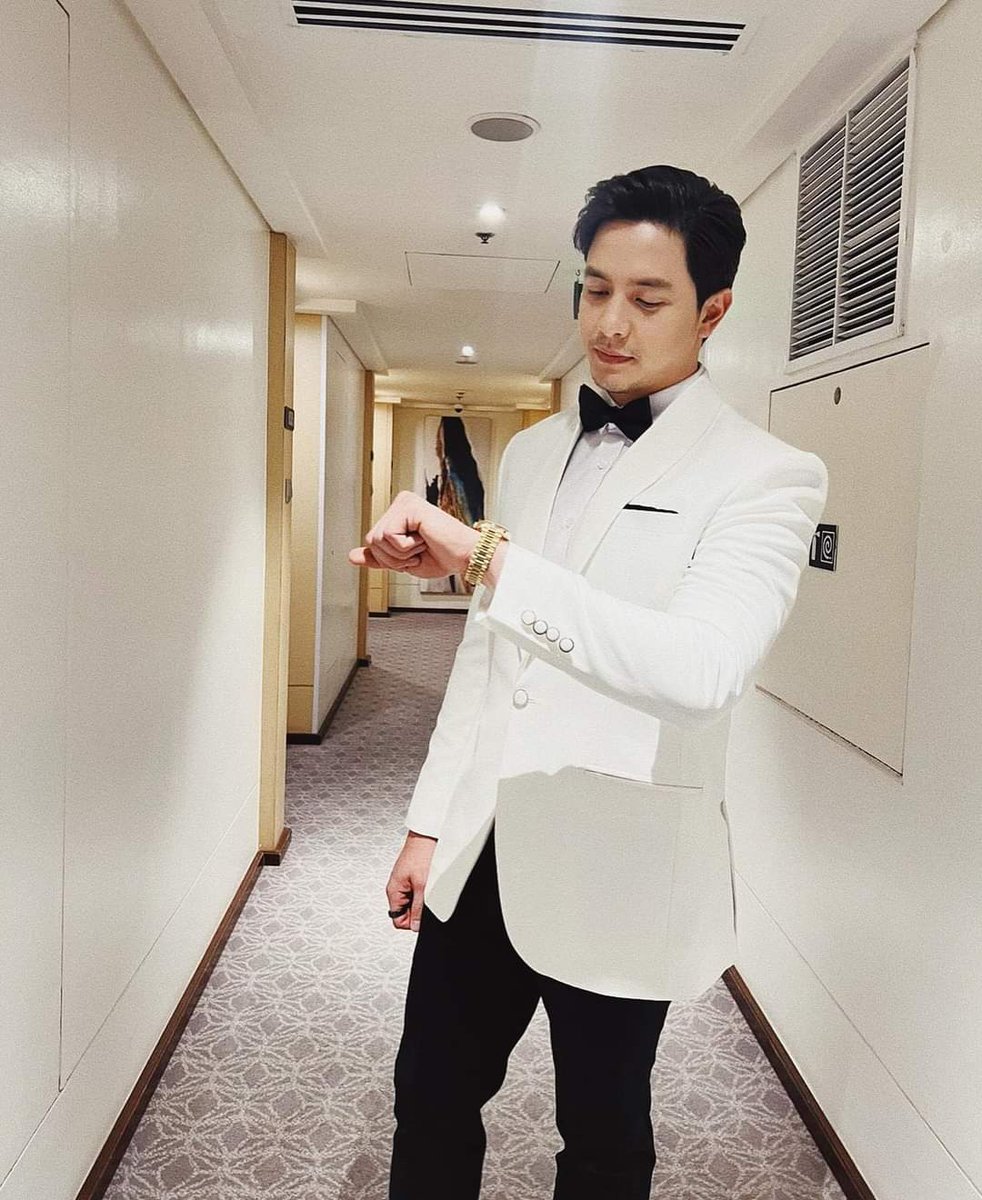 #ALDENRichards looks dashing in his off-white tuxedo 🤍 #ParangalNgSining ALDENhosts FDCPAwards