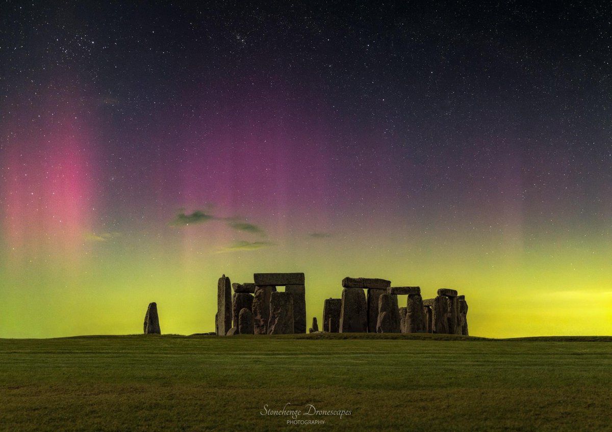 ST0NEHENGE's tweet photo. Northern Lights over Stonehenge this week😍 Photo credit Stonehenge Dronesapes 🙏
#aurora #auroraborealis #astro #astrophoto #astrophotography #northernlights #stonehenge #beauty #beautiful #stonehenge https://t.co/79VwBaT674