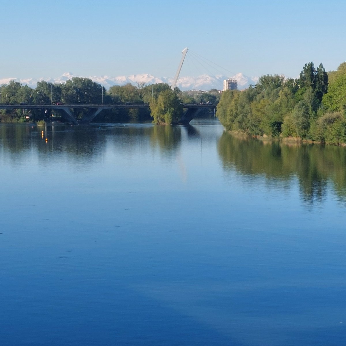 The #Pyrénées in all their glory this morning from Pont Neuf in #Toulouse @VisitezToulouse #explorefrance