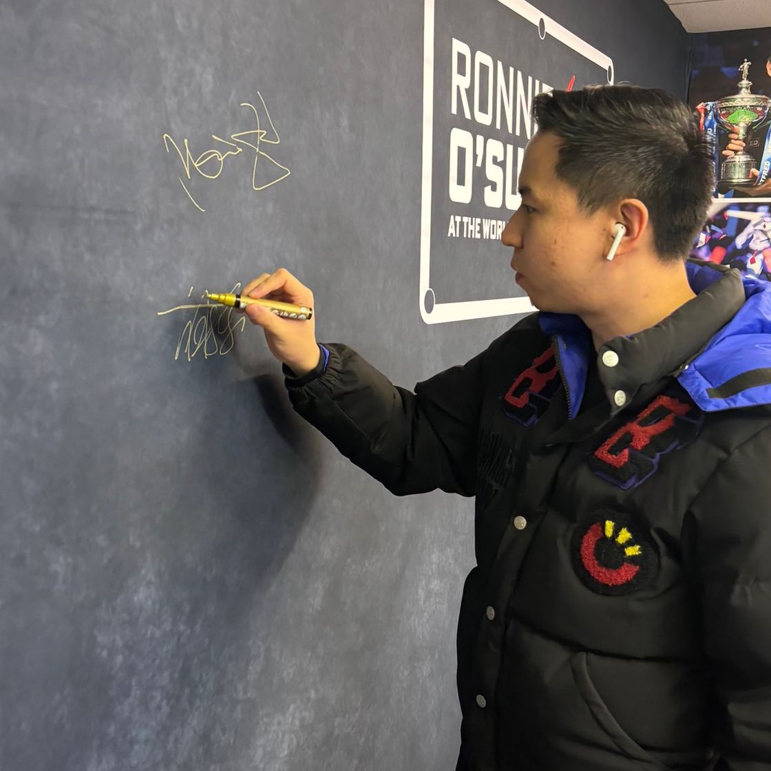 Another signature on our wall ✍️ Xiao Guodong visited us today.