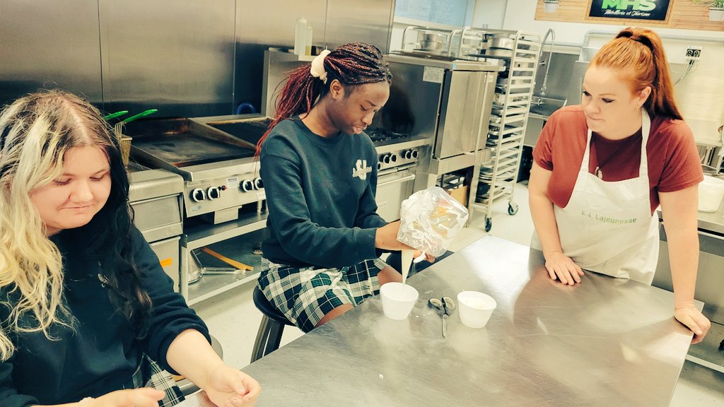 Mme Giroux démontre les utilités pratiques de l'azote dans sa forme liquide. La préféré des élèves?! La crème glacée! <a href="/ESCEJL/">École secondaire catholique E.J. Lajeunesse</a>
