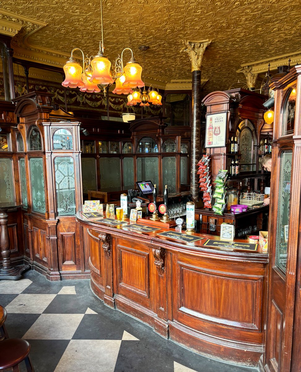 Early finish today so going for a wander from Holborn to Clerkenwell, first stop The Princess Louise. #londonpubs #holborn #princesslouise #samsmiths