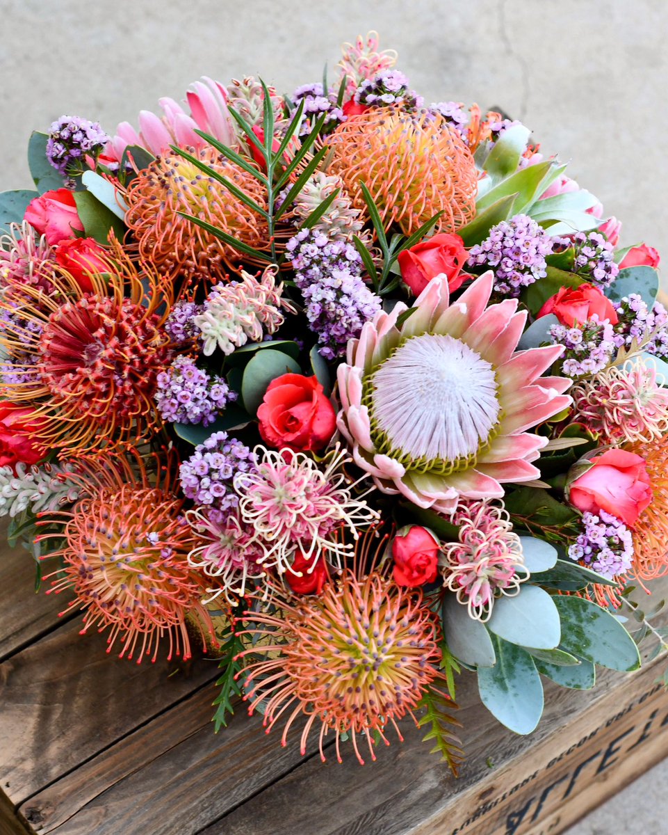 Happy Friday! Go ahead… make it a beautiful day! 🍃💥👑🌸🌿 #fridayfeeling #inspiredbynature #fabulousflorals #springvibes #protea #cagrown