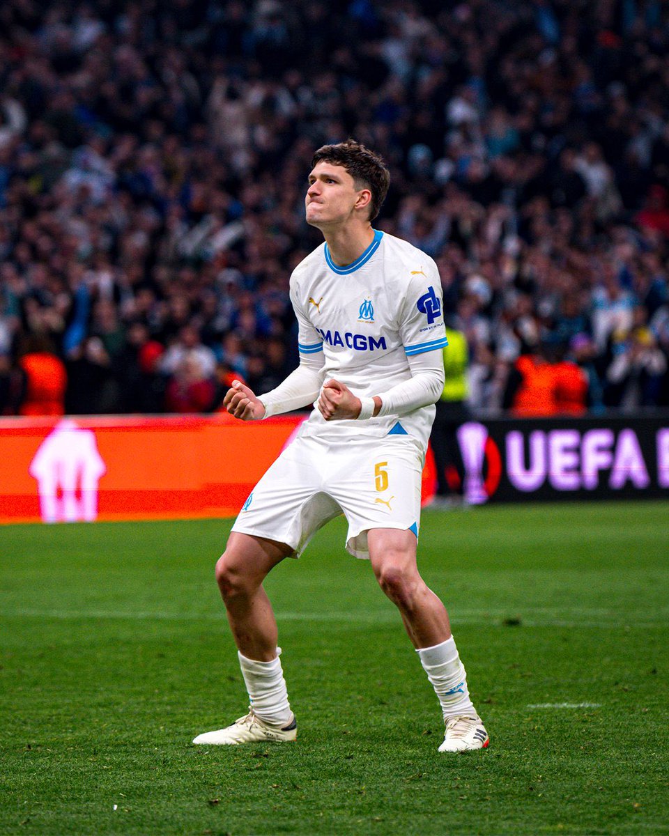 Dans la lignée d’un Gignac qui avait du attendre sa 3e saison au club pour enfin rayonner, quelle belle histoire de voir Léo Balerdi à un tel niveau. Si on prenait plus de temps avec nos joueurs… #TeamOM