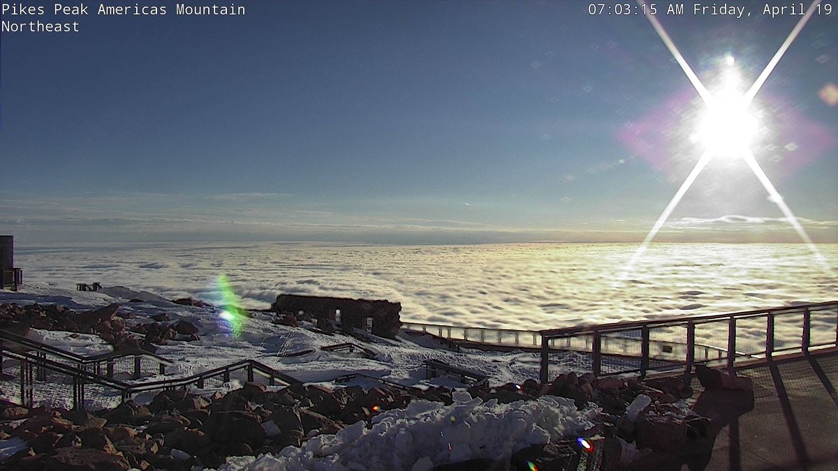 Another sunny morning on top of Pikes Peak with a sea of low clouds over #coloradosprings #cowx