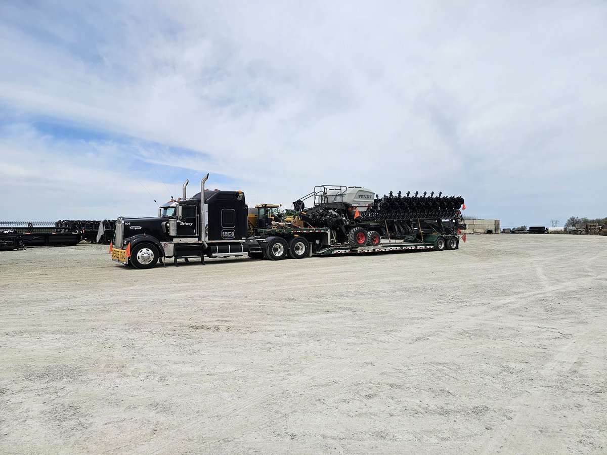 Another load being picked up in the States and headed back to Canada! This is a Fendt Momentum planter, can you tell it’s Spring? 🌱

#BriwayCarriers #Fendt #oversizedload #xlspecialists #truckerlife #agrobusiness #springplanting #lifeontheroad #ontimedelivery