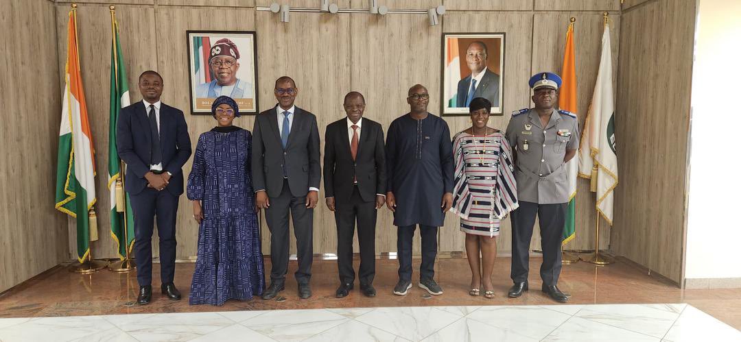 CoteAbuja's tweet photo. Monsieur l’Ambassadeur TRAORÉ Kalilou a reçu en audience, ce 17 avril 2024, à la Chancellerie, une délégation conduite par Monsieur Moustapha SANGARE, Directeur de Cabinet du Ministère de l’Enseignement Technique, de la Formation Professionnelle et de l’Apprentissage. https://t.co/FpYAG40GCN