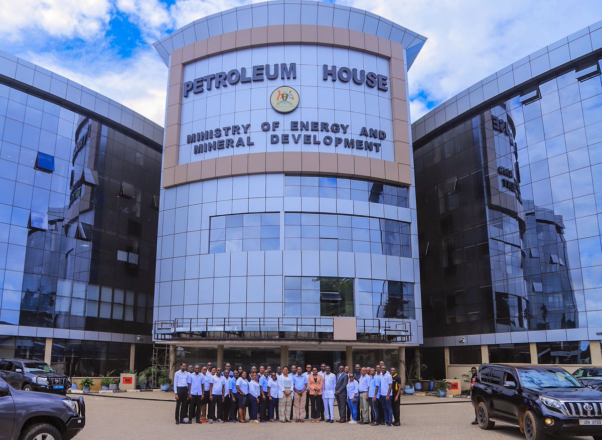 NiwaRodgers's tweet photo. Earlier today at Petroleum House in Entebbe, Hon. @PNyamutoro held a familiarization meeting with the Petroleum Authority Of Uganda. 

📸 : @BlackMambaso https://t.co/akRgzhyVun