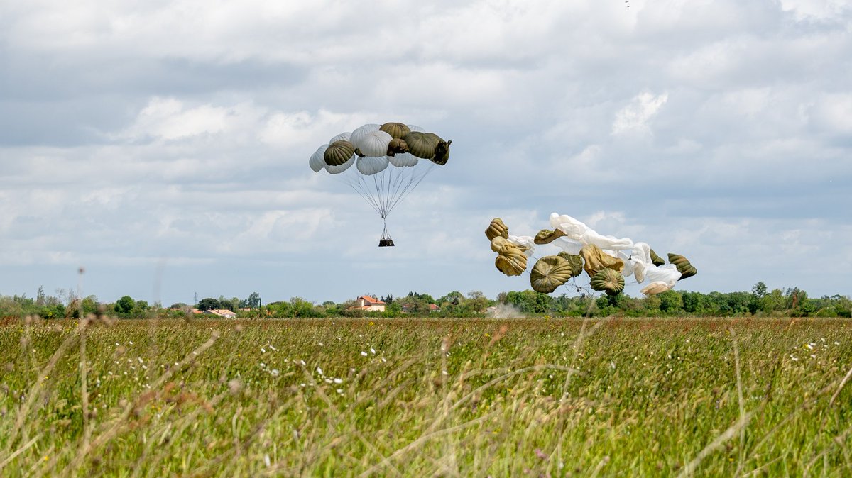 Largage de nos jeunes arrimeurs-largueurs, dans le cadre de leur formation de spécialité. Le 1er RTP, seul régiment 🇫🇷spécialisé dans la livraison par air, forme ses arrimeurs-largueurs et chefs largueurs au sein du régiment, grâce à son propre centre de formation déléguée !