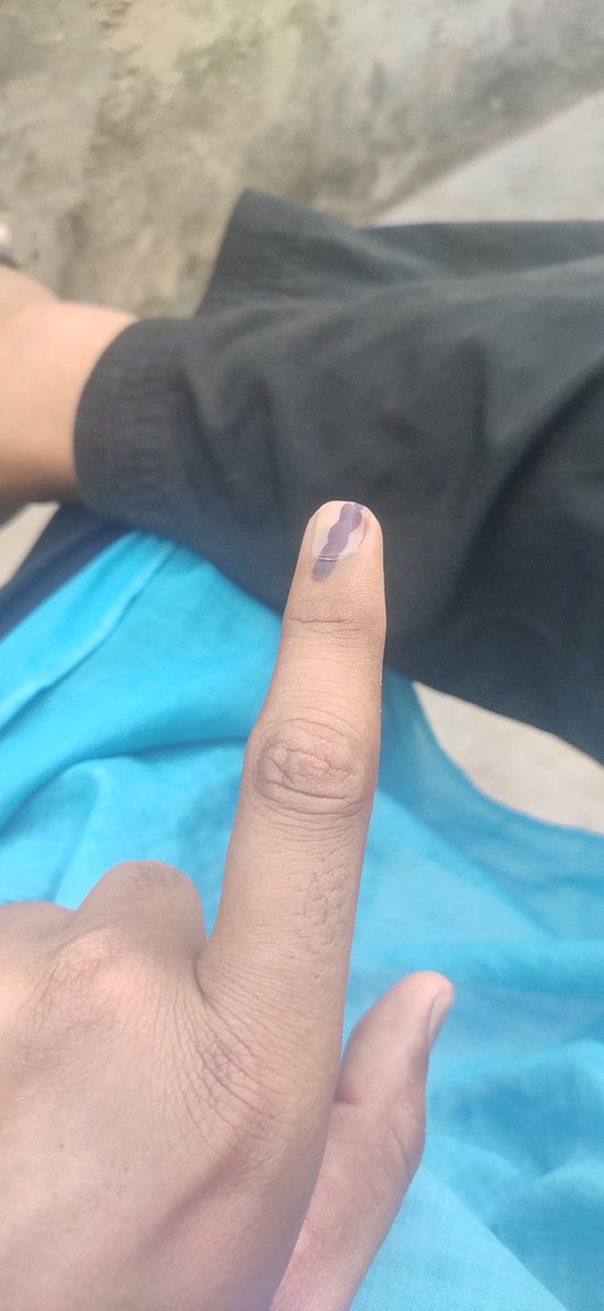 लीजिए ना चाहते हुए भी हम भी आखिर में अपने अधिकार का पालन कर आएं... पर यही सोच रहा हूॅं ये कैसा अधिकार है जिसका उपयोग हम करते हैं और दुरुपयोग कोई और... #Rajasthan #ElectionDay #लोकसभाचुनाव2024 #LokSabhaElections2024