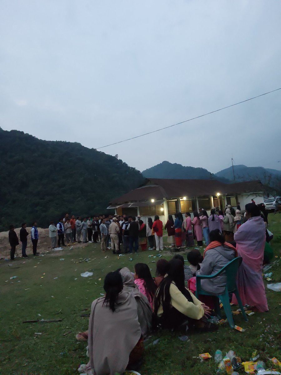 Arunachal #AssemblyElections 2024
📍 Chisi Village, Basar Constituency

EVM glitch causes extreme delay in voting process.

A person fainted while casting vote inside the polling station. The voting process is still ongoing here whereas it should've been over by 5PM.