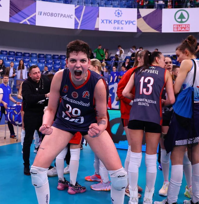 Bütün voleybol camiası, senelerce ülkemizde ekmeğimizi yiyenler(bazıları hala yiyor) kızın üstüne çökmüş. Gonchorova gibi sorunlu bir kadının yaptıklarını göz ardı edin ama Ebrar karşılık verince sorun olsun. Dünyanın en iyisi olmamız sanırım herkesi rahatsız etmiş.