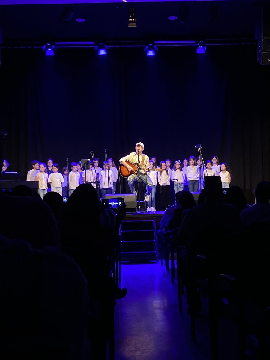 sonrisadeabril's tweet photo. Por aqui os dejo unas fotillos del pasado sábado.
GRACIAS a todos/as los que acudisteis al evento y a todos/as los que colaborasteis 
e inundasteis de #SOLIDARIDAD y cariño  en esta cita musical a beneficio del Banco de Alimentos de Cáritas. Volvimos a pasarlo en #GRANDE! 🎸 ❤️ https://t.co/WykEHUJbGY
