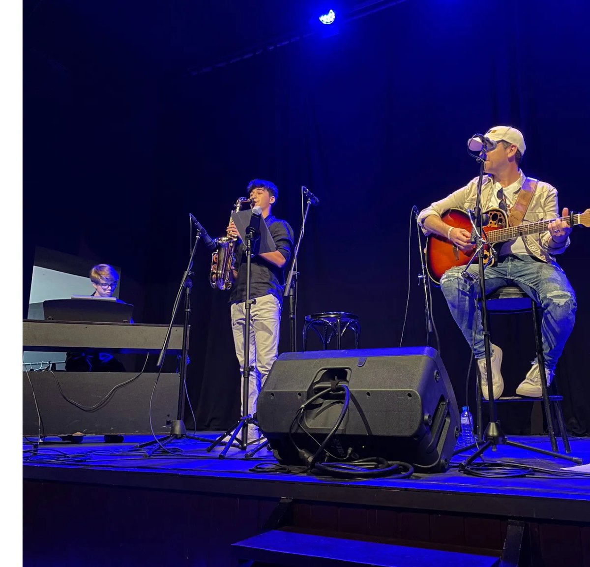 Por aqui os dejo unas fotillos del pasado sábado.
GRACIAS a todos/as los que acudisteis al evento y a todos/as los que colaborasteis 
e inundasteis de #SOLIDARIDAD y cariño  en esta cita musical a beneficio del Banco de Alimentos de Cáritas. Volvimos a pasarlo en #GRANDE! 🎸 ❤️