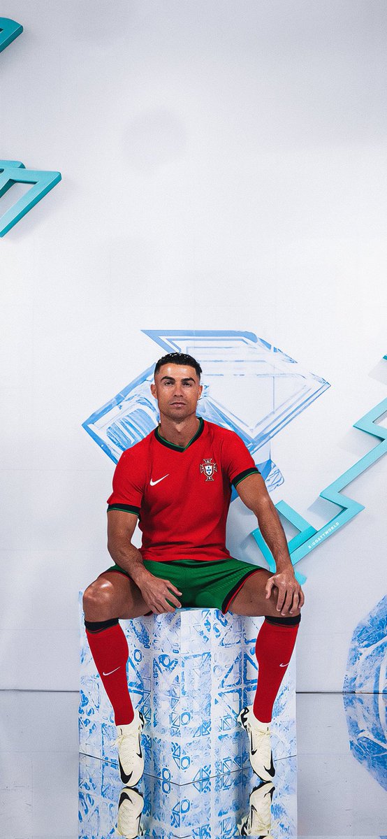 ArobaseGiovanny's tweet photo. Cristiano Ronaldo pour la présentation du maillot domicile 🇵🇹

Masterclass. https://t.co/wbZsrmSdjZ