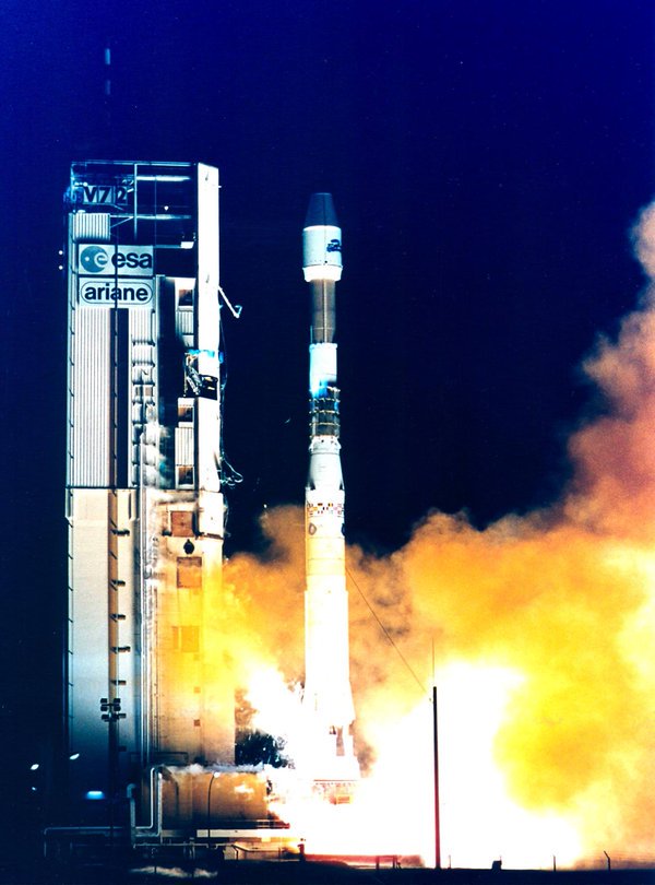 #OTD 21 April 1995, launch of #ESA's 2nd remote sensing satellite #ERS-2 🛰️ on #Ariane4 V72 🚀from @EuropeSpacePort in Kourou (Pic: capcomespace.net) @ESA_EO @ESA_transport @Arianespace @CNES 🔗esa.int/Enabling_Suppo…