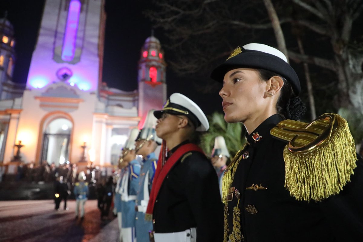 #EnFotos📷|| Con motivo del 214° Aniversario de la Proclama de la Independencia, desde el Complejo Monumental Panteón Nacional, se llevó a cabo la izada del tricolor Patrio. #GloriaAlBravoPueblo