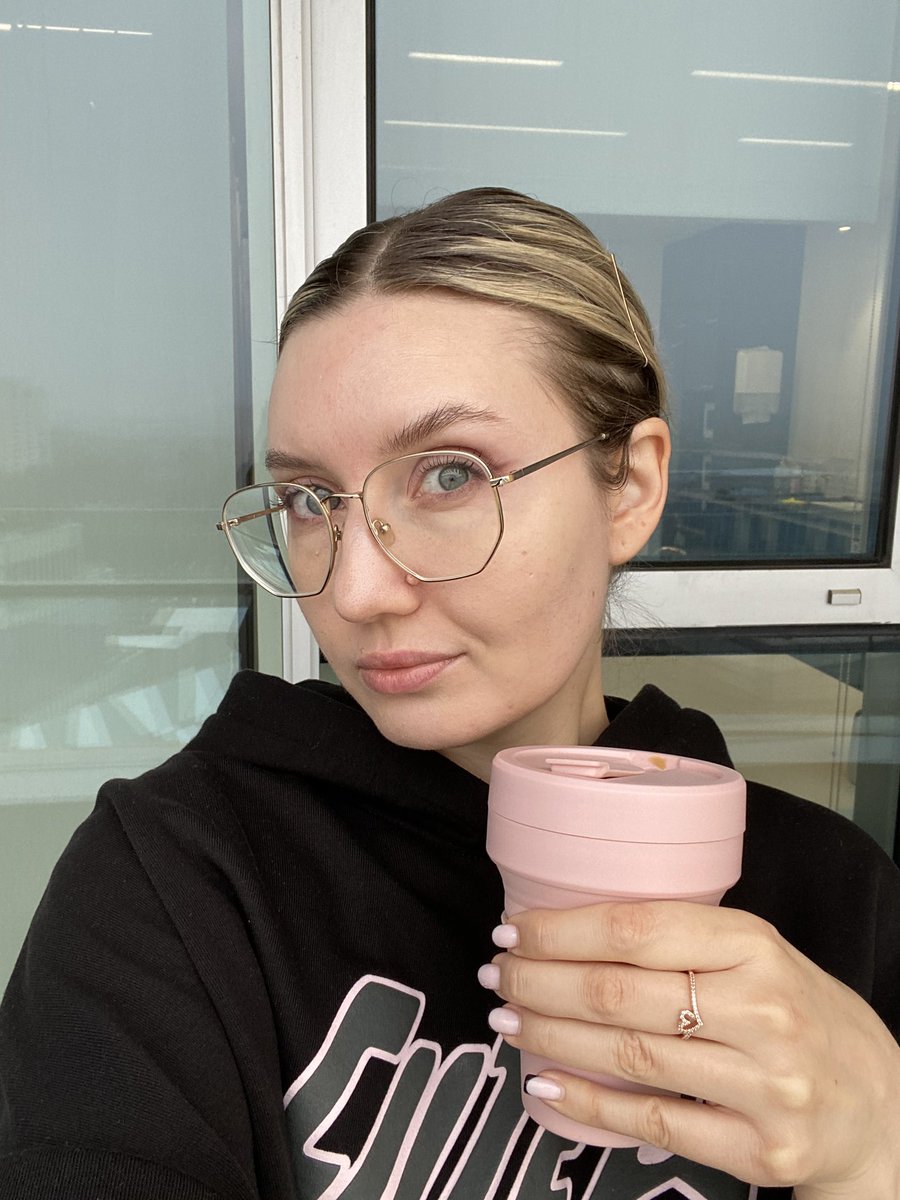 meorlica's tweet photo. Утром был туман и дождь, и в нашем отделе я одна притащилась в офис, но лавандовый капучино на кокосовом молоке исправно поднимает настроение. https://t.co/JAoNWQn8RP