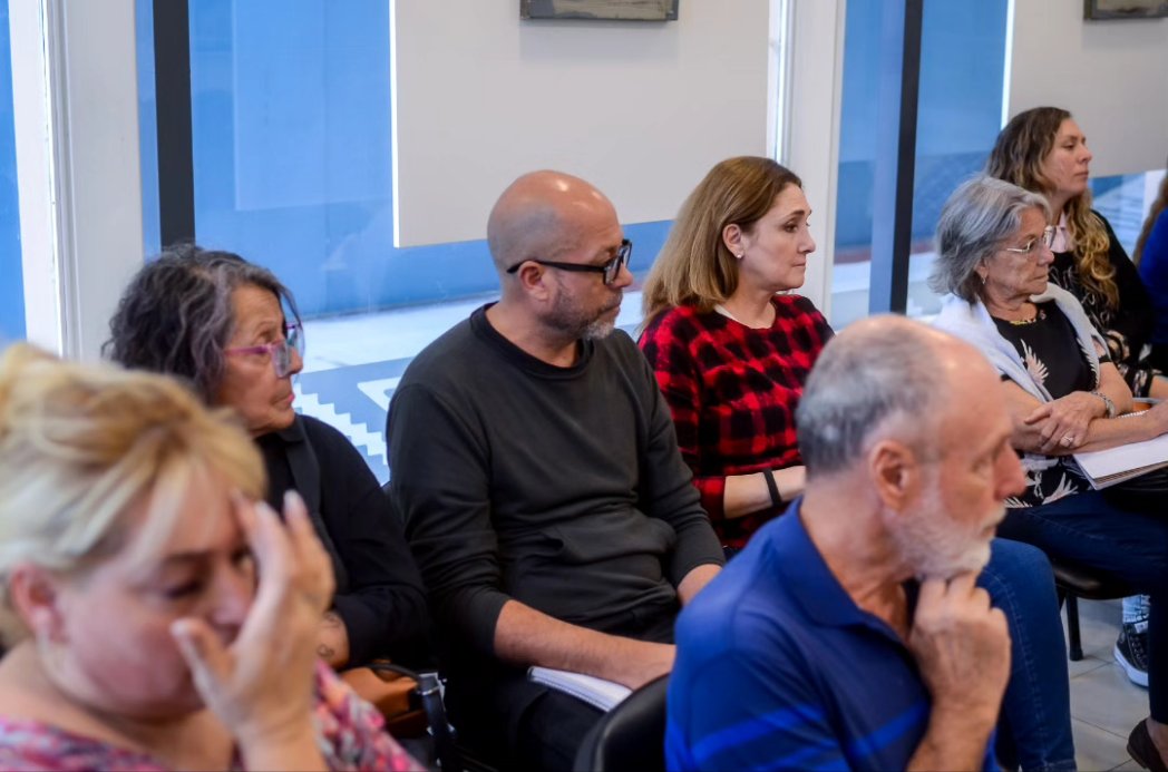 CulturasLaRioja's tweet photo. 📚 De cara a la 22° Feria del Libro La Rioja, se realizó una reunión con escritorxs y librerías.

✍️ Nos reunimos para charlar sobre nuestra feria, convocatorias, eventos y otras fechas.

📌Ya podés participar con propuestas literarias y artísticas.

💻 https://t.co/fK6AukJY2I https://t.co/epI4HHXrWA