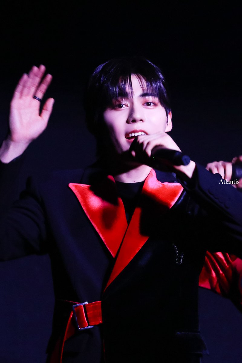 atlantisbxb's tweet photo. 240329  BXB  『The Black Cat Nero』지훈 HQ☁︎

너의 시선이 눈부셔서 흔들린 왜 이렇게 멋질까…

#BXB #비엑스비 #지훈 #JIHUN #하민 #HAMIN 
#Wings #Airplane #에어플레인
#2024BXBPROMOTIONEVENTINJAPANELEVATION https://t.co/jl4RZc0ggD