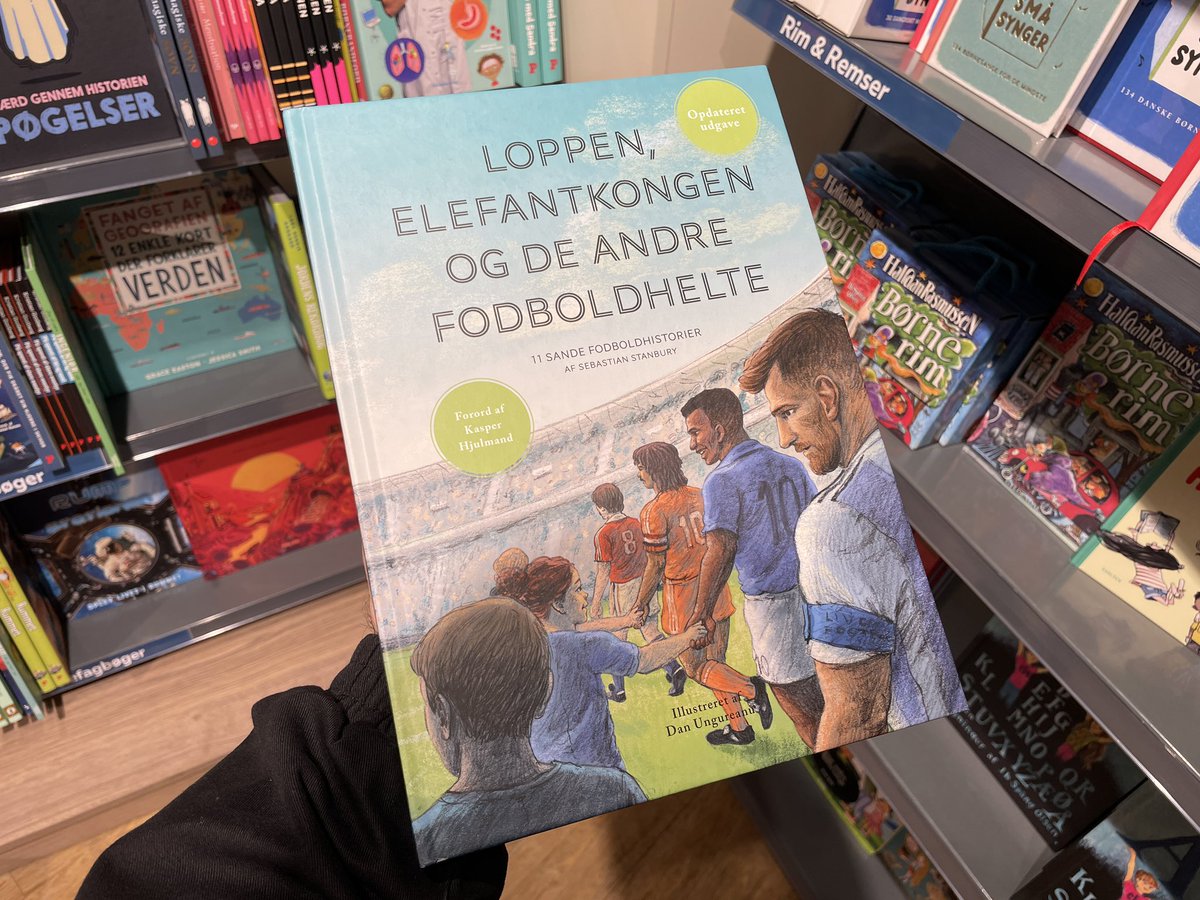 Se, hvad jeg fandt i en boghandel!
Min børnebog fra 2020 var udsolgt i et par år, men blev genudgivet her i foråret.
Hvis du ikke kan finde den i din lokale boghandel, kan den købes her:
helminsorgenfri.dk/products/loppe…