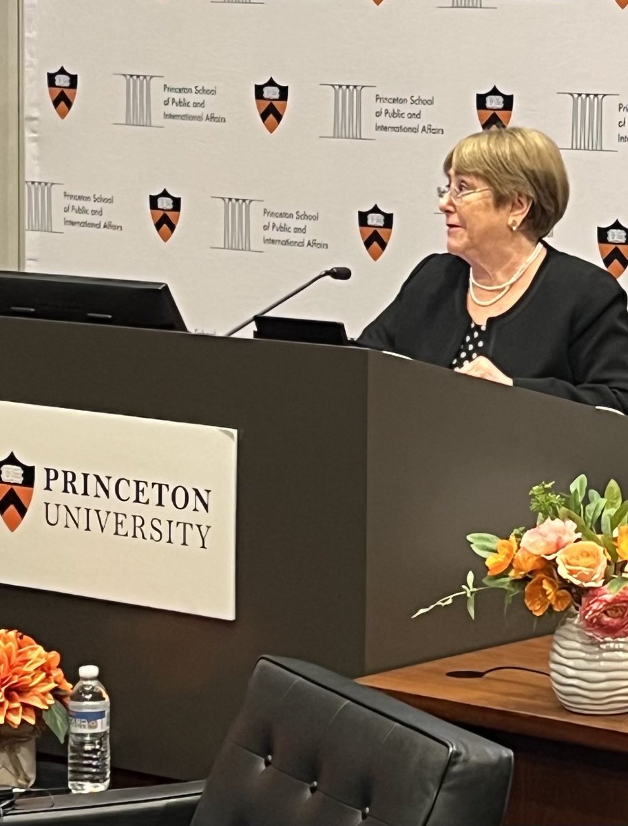 jg_valdes's tweet photo. Nuestra querida presidenta debió aceptar dos aplausos de pie del público de académicos / as y estudiantes/ as, que escucharon su intervención ayer en la Universidad de Princeton. https://t.co/H9aVr0v7My