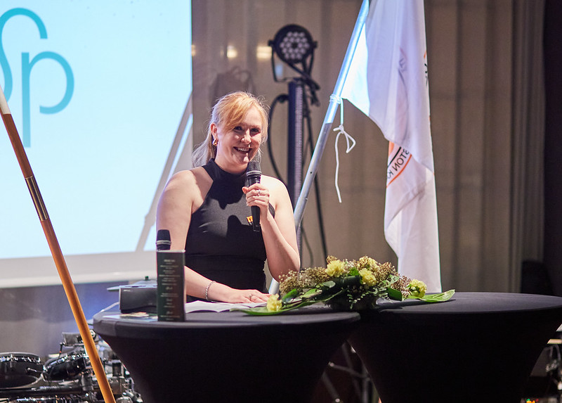 UEF Business School ainejärjestö Optimi juhli iloisesti 22-vuosijuhlilla, jonne alumni Iida Lasaroff toi tervehdyksen Kanadasta Torontosta. Iida työskentelee kansainvälisen markkinoinnin tehtävissä!

Kuva: Risto Takala