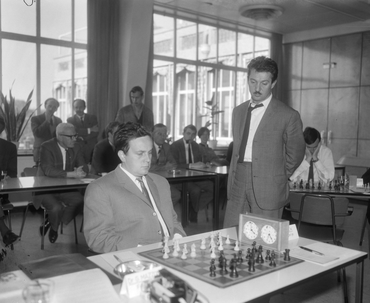 17th & final round, FIDE Zonal Tournament, The Hague, 7th Oct 1966. Hungarian GM István Bilek is in play v. Guy Mazzoni (France). Bilek won this game to finish 2nd behind Yugoslav GM Svetozar Gligorić, who looks on. (📷: J. van Bilsen / ANEFO, via nationaalarchief.nl.) #chess