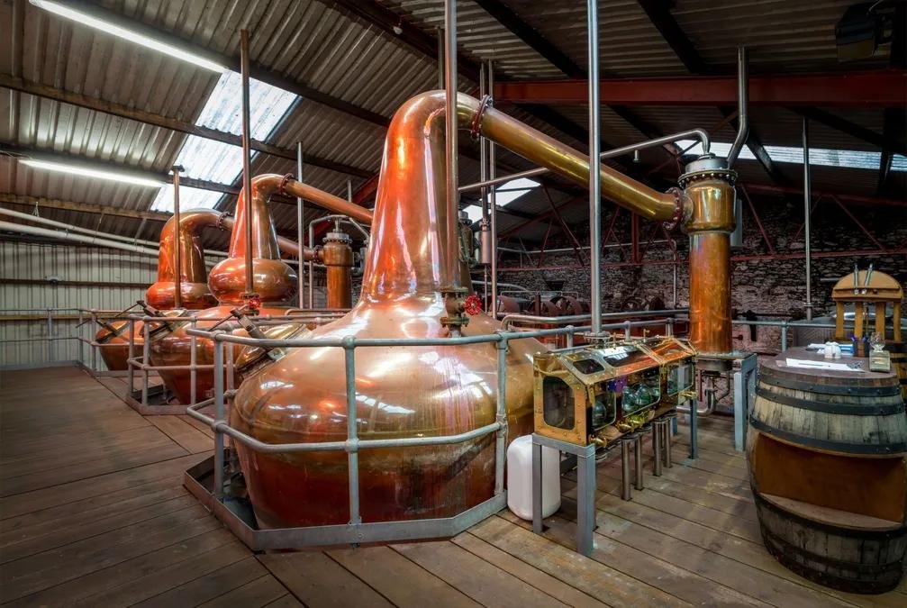 The Scotch whisky industry aims to achieve net-zero carbon emissions by 2040, transitioning from oil and gas to electricity and hydrogen. @heriotwattuni's iNetz+ institute supports distilleries in this transition. Find out more here: bit.ly/3VZNV1E