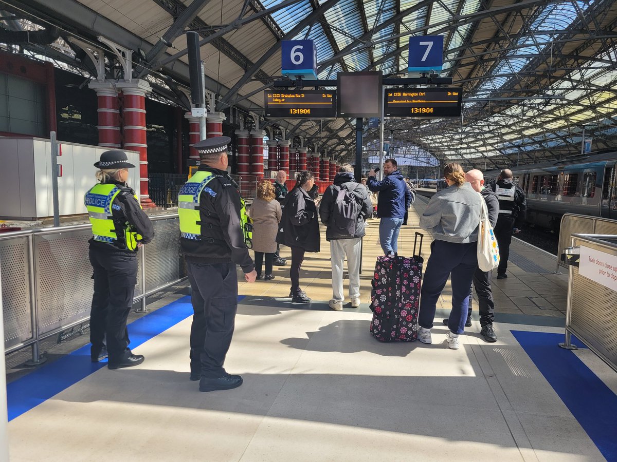 Our Neighbourhood officers have been working at Lime St. today alongside @LNRailway supporting Revenue staff and providing a high visibility presence 👮‍♀️🚃🎫