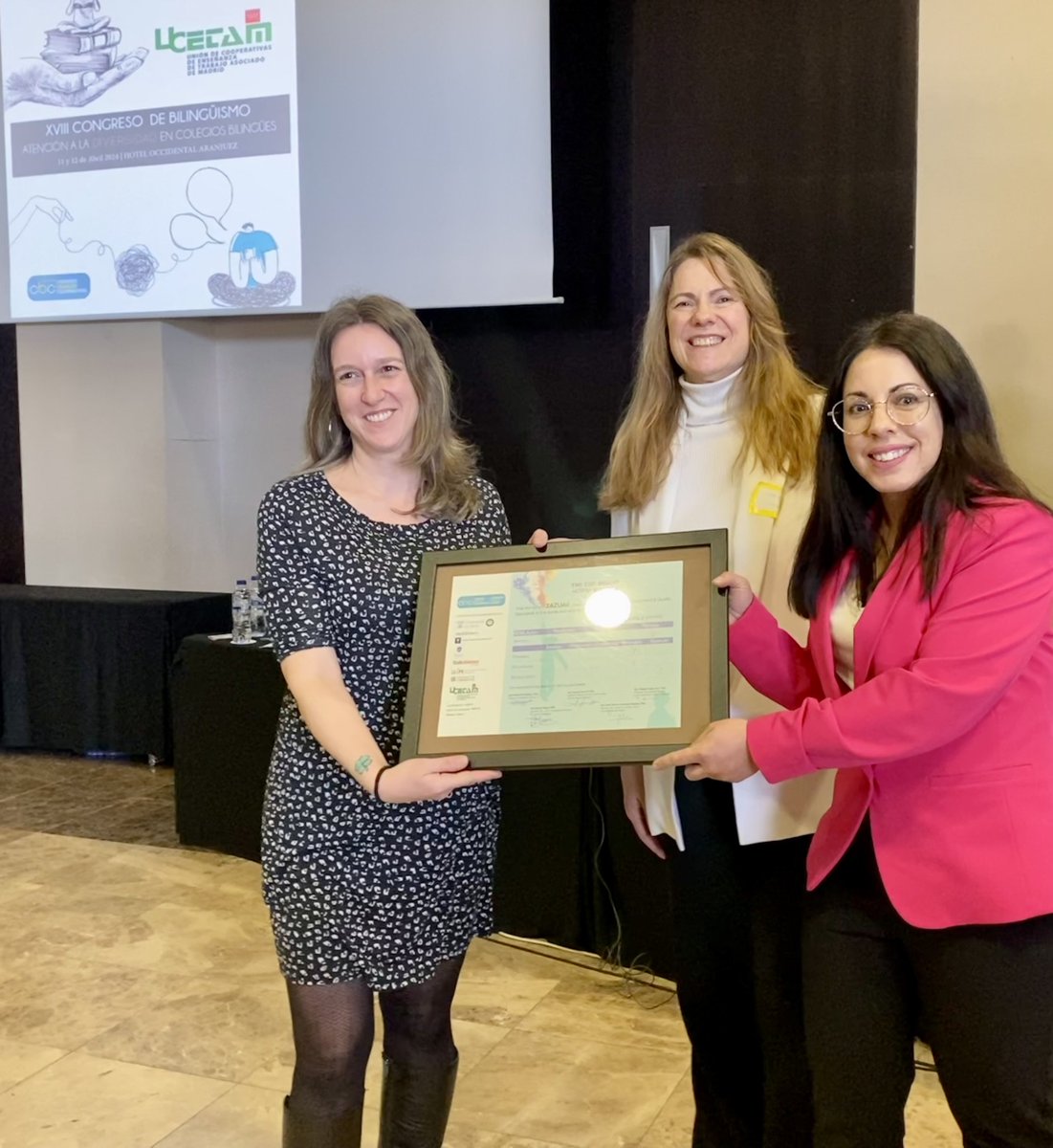 Colegio_Zazuar's tweet photo. Last Thursday 11 April Zazuar School attended the XVIII UCETAM congress: Attention to diversity in Bilingual School where we were awarded the SILVER LEVEL 2 certificate that we obtained in the last evaluation. #Zazuar #SantaEugenia @UCETAM #CBC https://t.co/VhaopWXgK3