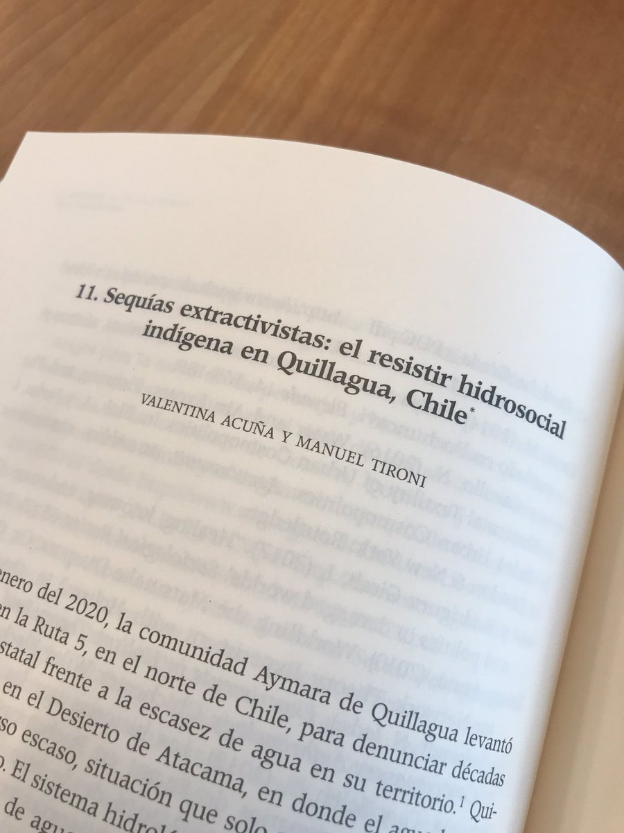 ManuelTironi's tweet photo. Buena mañana! Me llega hermoso libro editado por @tomasariztia y Seba Ureta en @FCEChile. Muy recomendado. 

(Mi humilde aporte: un capítulo sobre activismos lentos en Puchuncaví y otro con @valemoraima sobre sequía y prácticas indígenas de remediación en Quillagua.) https://t.co/O6DxExJMaX