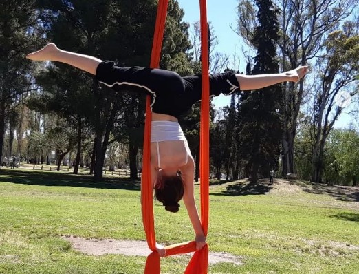 #AlAire Sofia Busacca artista-docente, responsable “Desborda Circo”, proyecto que busca dar a conocer y difundir la práctica de las disciplinas circenses, tanto desde el contexto escénico como también pedagógico

📻 <a href="/BahiaNacional/">NacionalBahíaBlanca</a>, tu radio.