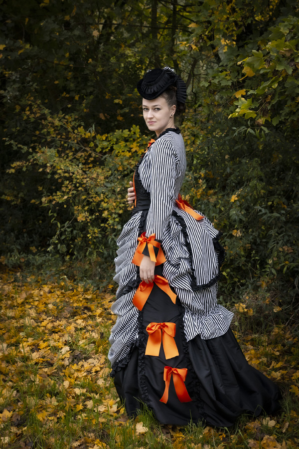 StuartRWest's tweet photo. I'm pretty sure the word "bustle" is code for B(ig)U(ss)tle. Everybody...do the bustle! https://t.co/gGbhSF9gwW #humor #fashion #nostalgia #mystery https://t.co/zznAHV48LX https://t.co/U3hKXo9unv