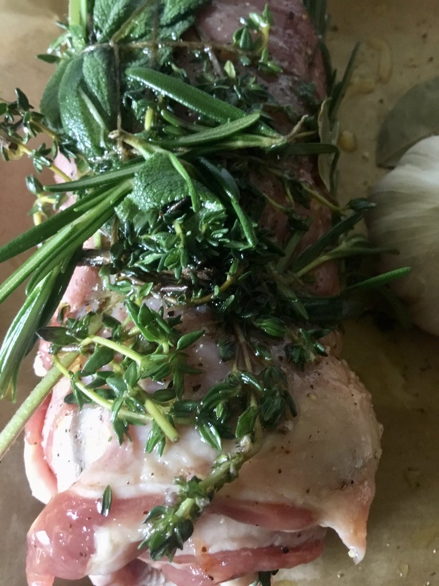 Justlovefood's tweet image. Arrollado de cordero, espárrago , exmoor caviar, Salvia, merken, ajo asado, hierbas #menudevelopment #lamb #asparagus #caviar #sage #SCOTLAND #leith #edinburgh #lambbelly