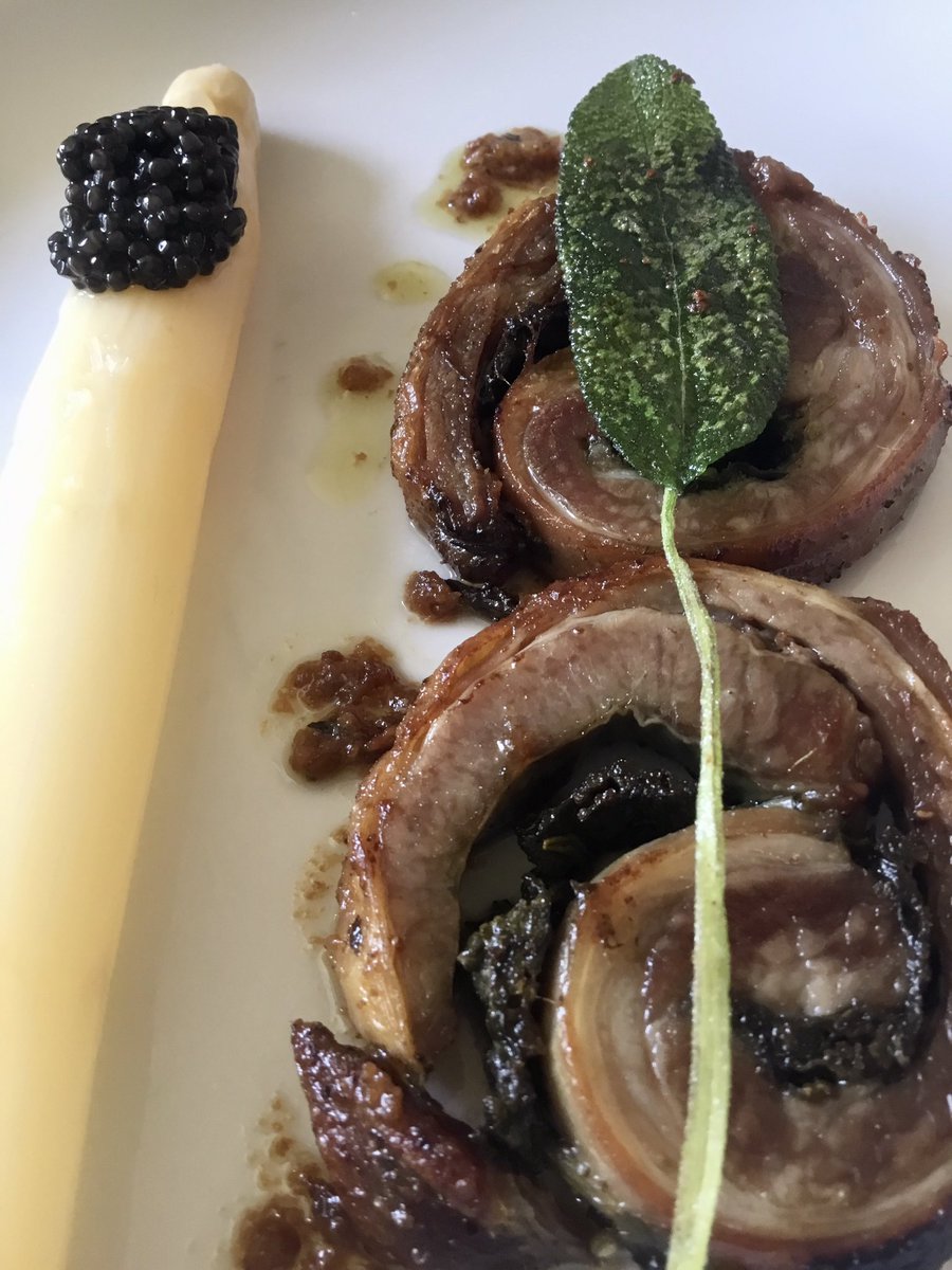 Justlovefood's tweet image. Arrollado de cordero, espárrago , exmoor caviar, Salvia, merken, ajo asado, hierbas #menudevelopment #lamb #asparagus #caviar #sage #SCOTLAND #leith #edinburgh #lambbelly