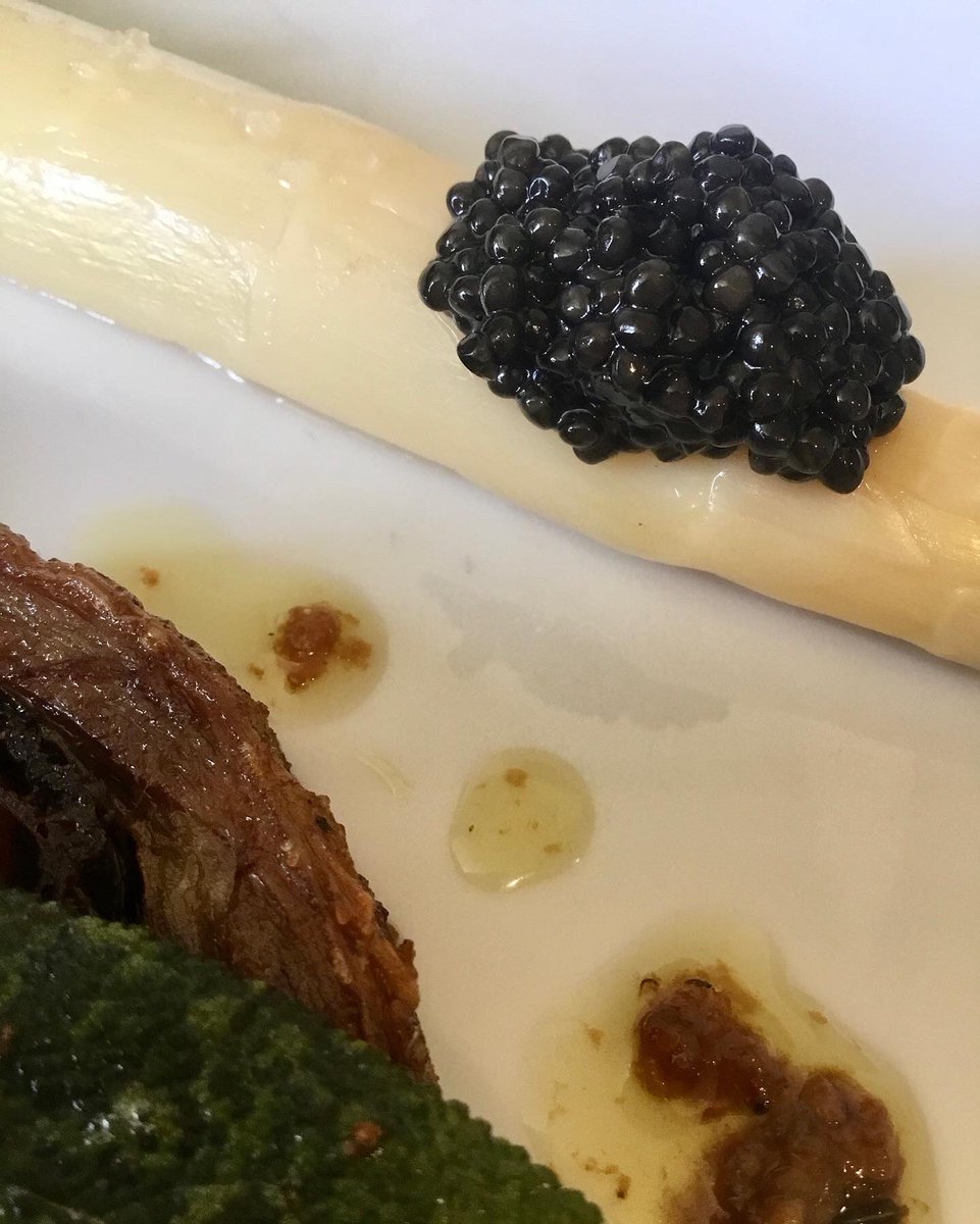 Justlovefood's tweet image. Arrollado de cordero, espárrago , exmoor caviar, Salvia, merken, ajo asado, hierbas #menudevelopment #lamb #asparagus #caviar #sage #SCOTLAND #leith #edinburgh #lambbelly
