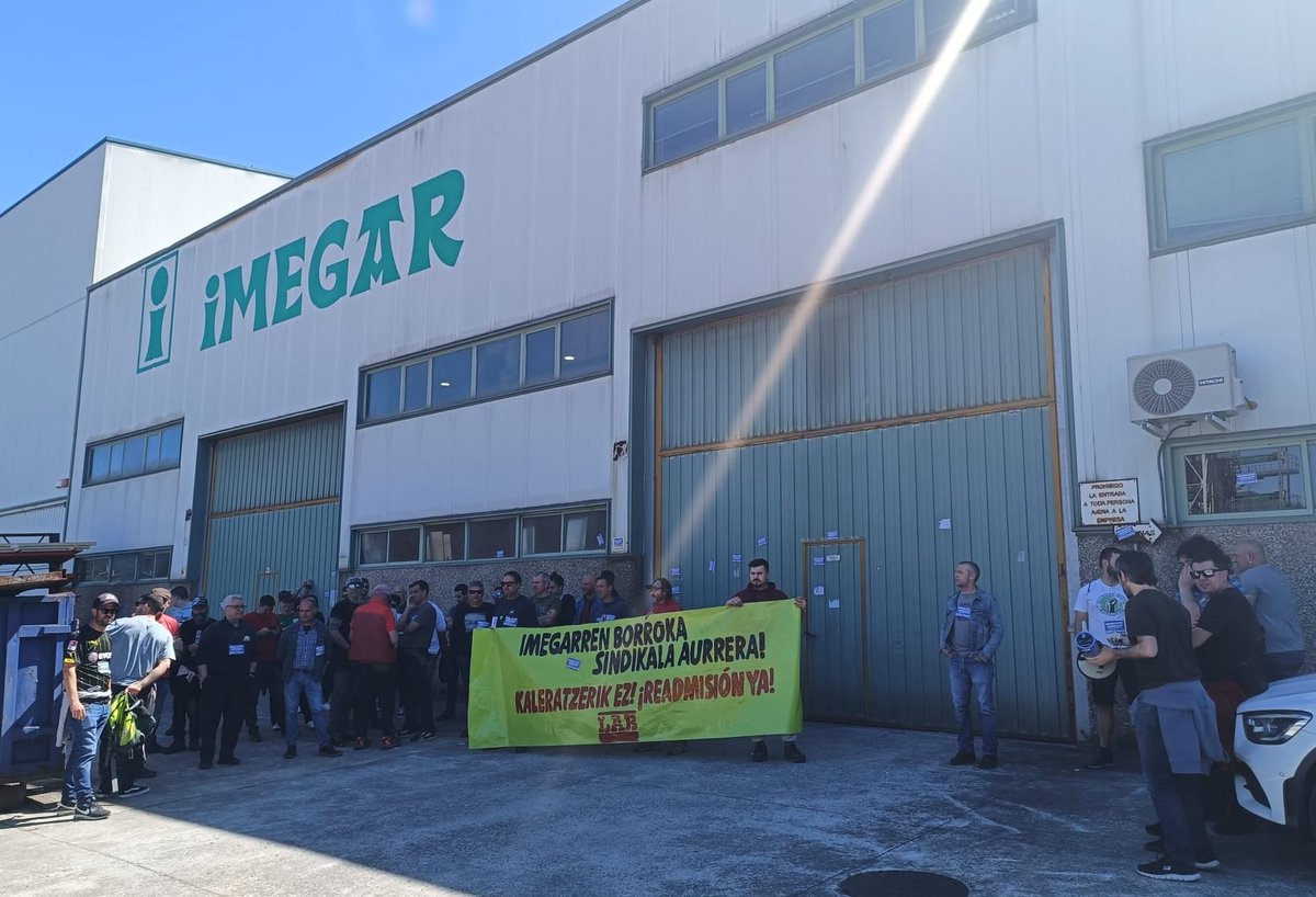 LABaiara's tweet photo. 🔴Hirugarren greba eguna #IMEGAR enpresan Laudion. 
Grebaren jarraipen handia eta beste lantokietako langileen elkartasuna
#KaleratzerikEZ
#ReadmisionYA
#BorrokaSindikalaAurrera

🔵Gran seguimiento en el tecer dia de huelga en #IMEGAR en Laudio. 
#DespidosNO
#ReadmisionYA https://t.co/QJVlnZ7k4s