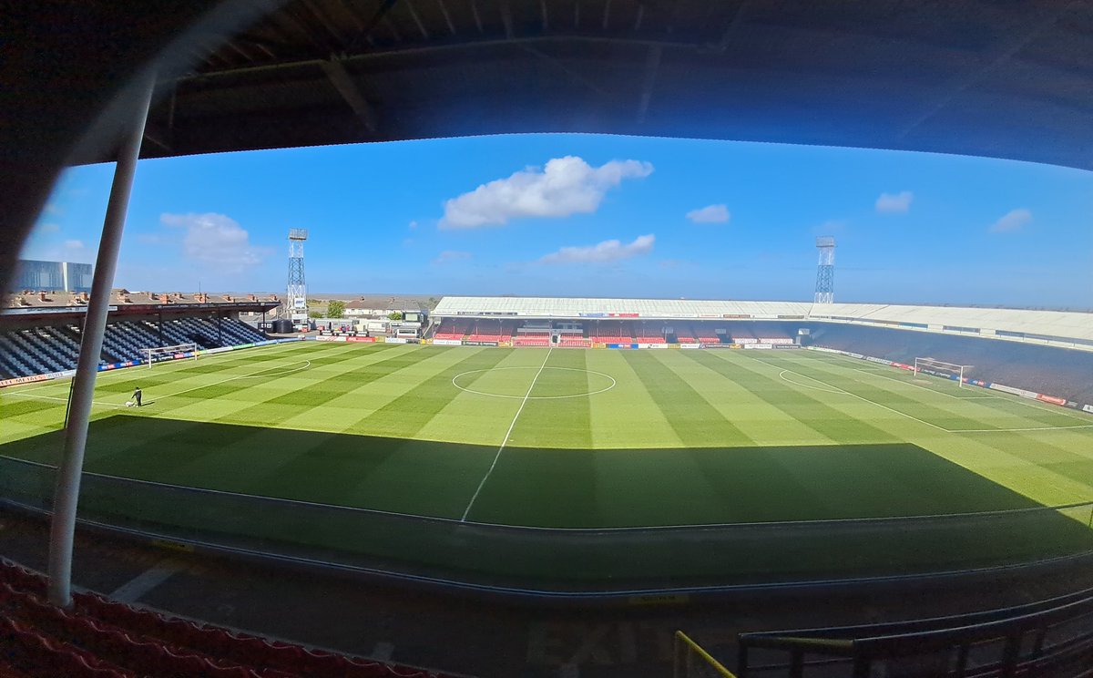 Final prep @ #gtfc for the final home game of a very wet season,no postponements & improvement continues each season,huge effort from all involved in this pitch production which contains no plastic! @thegma_ @Pitchcare @TurfMatters @Aitkens_turf @BothamsPrestige