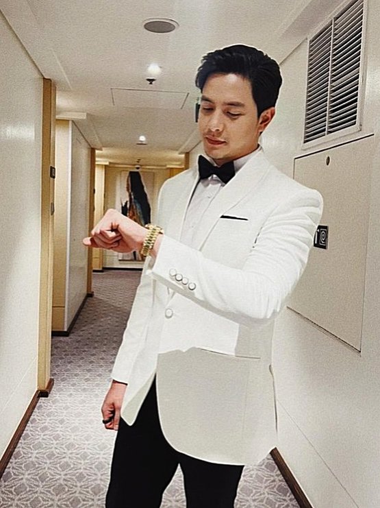 it's host alden o'clock ⌚ #ParangalNgSining ALDENhosts FDCPAwards #ALDENRichards