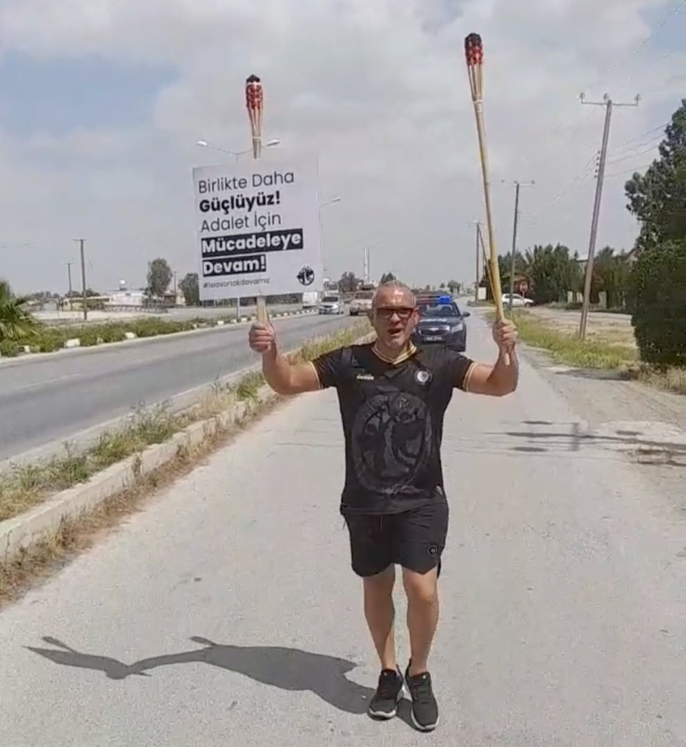 Baban ve tüm babalar adalet için yürüyor anneciğim!
Sizden aldığımız güçle mücadeleye devam çocuklar!
Bu akṣam saat 19:00da Lefkoṣa terminalden baṣlayarak tüm halk tek yürek meṣalelerle adalete ıṣık tutmak için yürüyeceğiz çünkü #isiasortakdavamız dır.