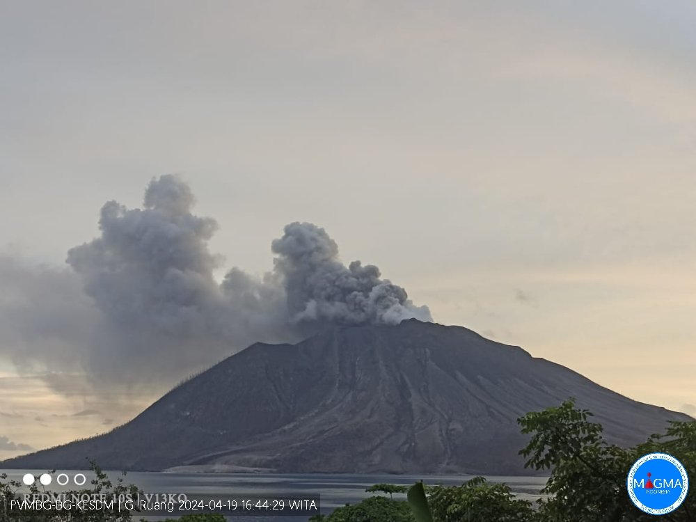 Terjadi erupsi G. Ruang pada hari Jumat, 19 April 2024, pukul 17:06 WITA tinggi kolom abu teramati ± 400 m di atas puncak. magma.esdm.go.id/v1/gunung-api/… via @id_magma