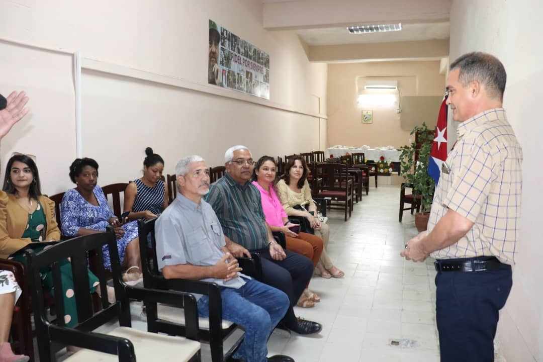 Minjus_Cuba's tweet photo. #Cuba 🇨🇺
Inicia la visita del @Minjus_Cuba a la provincia de  #Mayabeque
👉En Santa Cruz del Norte el ministro @OscarCubaMinjus y la viceministra primera @RosyCubaMINJUS intercambian con autoridades del territorio, de la @JusticiaProvin1 y del sistema en el municipio.
Abrimos🧵 https://t.co/B8Daq2eg4m
