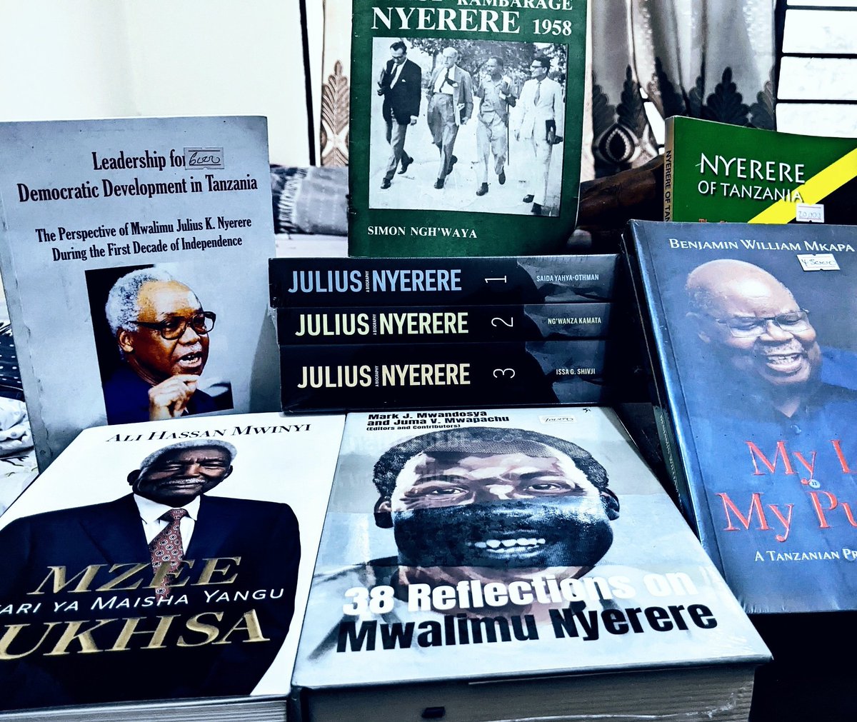 Shukrani zangu za dhati kwa Makamu Mwenyekiti wetu wa chama Zanzibar ndug. @IsmailJussa kwa zawadi hii kubwa ya vitabu.Chama chetu kinaamini katika maarifa na kujisomea ili kuwa na fikra pevu katika Ujenzi wa Chama chetu,Taifa letu na Jamii yetu.Ahsante sana Senior @IsmailJussa