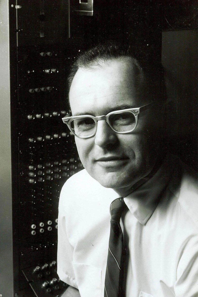 On this Day in 1965:

🧵(1/8) Gordon Moore published a paper in an Electronics magazine that would shape the future of computing. In it, he made a bold prediction that would come to be known as 'Moore's Law.'