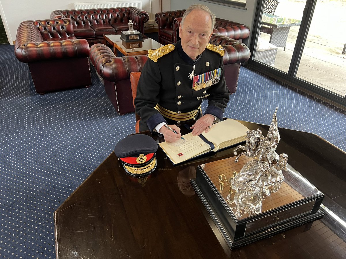 AlastairBruce_'s tweet image. Pass Out for 100 new soldiers today, brought me back to Pirbright, where my Army time began as @scots_guards Recruit in this hut in April 1979, on Brigade Squad