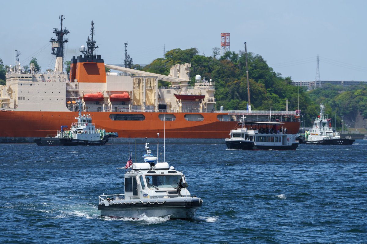YOKOSUKA軍港めぐりの乗船口に並んでいたら急にバタバタし始めた。
#しらせ #YOKOSUKA軍港めぐり #警備艇 #タグボート