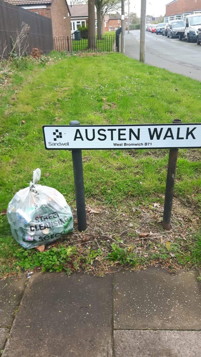 Linda's friend took advantage of the rare warm weather to do some litter picking, and the results speak for themselves - a whole bag of litter removed! #adoptastreet #volunteersareawesome #litterpickingiscool  #Litterchampion #CommunityCleanup @SercoESUK @sandwellcouncil