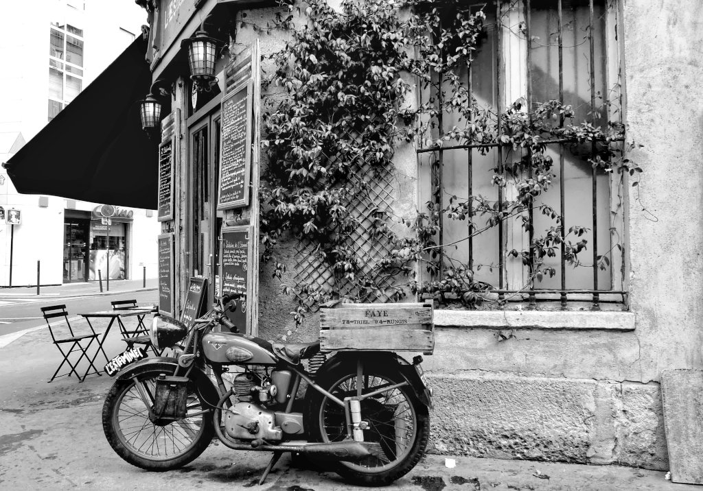 Et au coin d'une rue, avoir l'impression soudain, d'être projetée dans un temps, loin en arrière... Le Paris que j'aime. Bonjour le gris le vent et le froid... Bonjour la douceur qui tarde,la légèreté qui va avec, le soleil pour réchauffer nos peaux, bonjour par ici ! ☺️